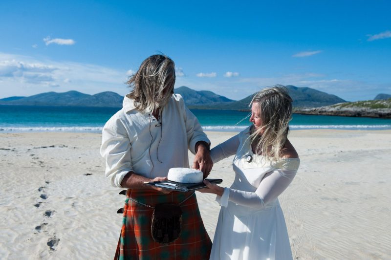 couple cutting wedding cake on luskentyre beach